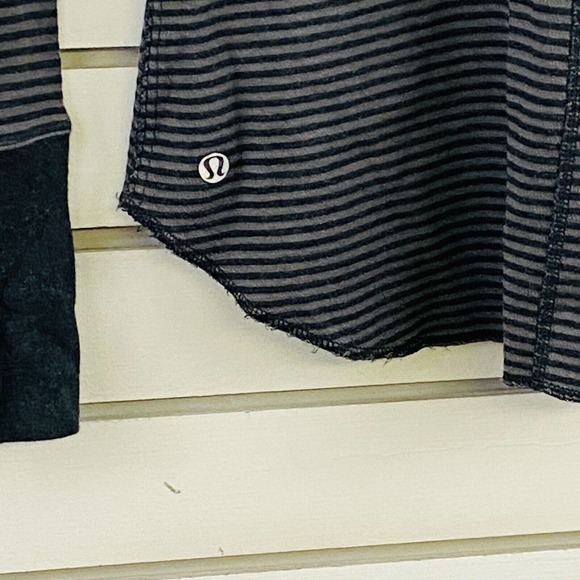 Womens 2 Lululemon Sweatshirt Black Gray Stripe Pullover Scoop Neck Round Hem - Picture 3 of 7